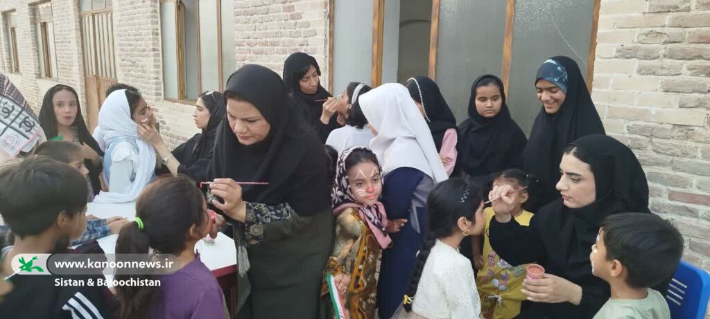 1359184-1 جشن هفته ملی کودک با همت مربیان کانون در زابل برگزار شد