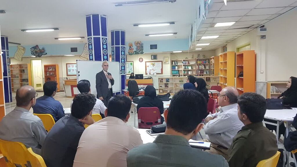 1359301-1 آغاز دوره سهروزه آموزش تکنیکهای تئاتر عروسکی سایهای در کانون کرمانشاه