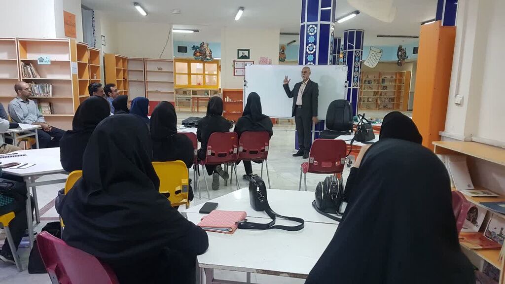 1359303-1 آغاز دوره سهروزه آموزش تکنیکهای تئاتر عروسکی سایهای در کانون کرمانشاه