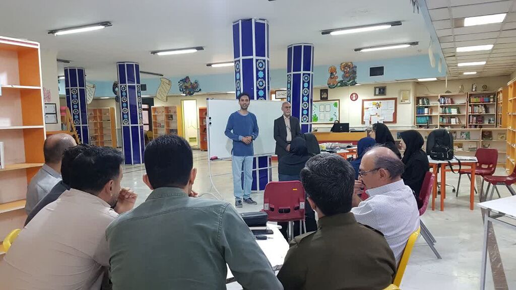 1359310-1 آغاز دوره سهروزه آموزش تکنیکهای تئاتر عروسکی سایهای در کانون کرمانشاه