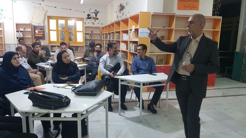 1359314-1 آغاز دوره سهروزه آموزش تکنیکهای تئاتر عروسکی سایهای در کانون کرمانشاه