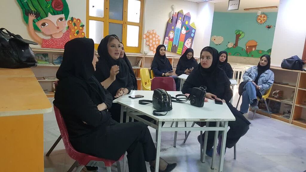 1359315-1 آغاز دوره سهروزه آموزش تکنیکهای تئاتر عروسکی سایهای در کانون کرمانشاه