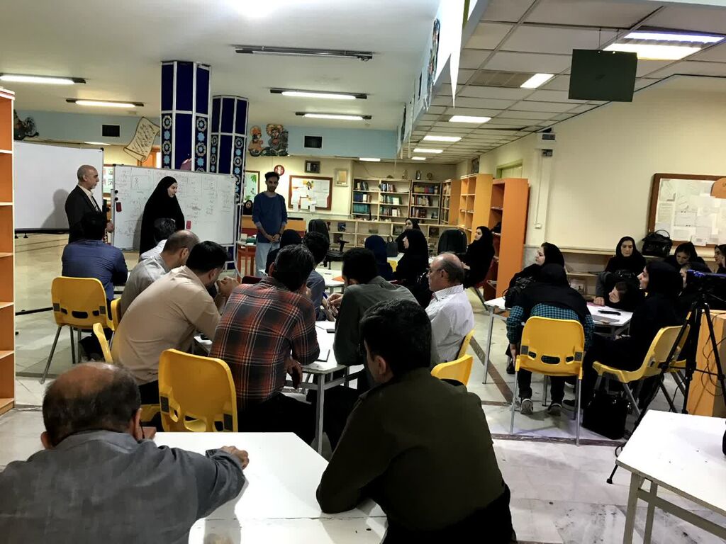 1359316-1 آغاز دوره سهروزه آموزش تکنیکهای تئاتر عروسکی سایهای در کانون کرمانشاه