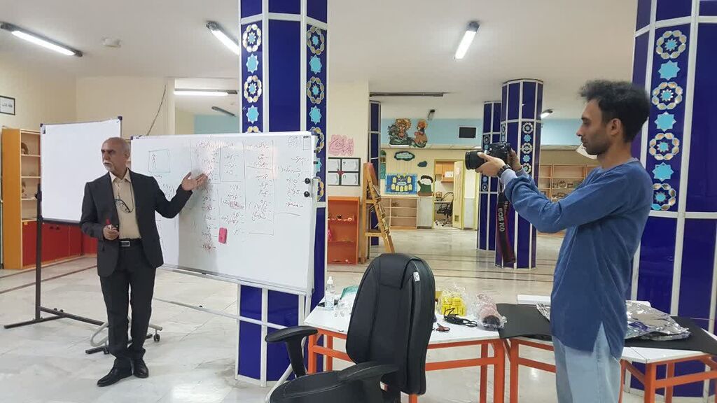 1359320-1 آغاز دوره سهروزه آموزش تکنیکهای تئاتر عروسکی سایهای در کانون کرمانشاه