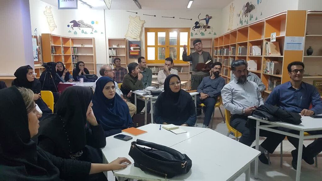 1359323-1 آغاز دوره سهروزه آموزش تکنیکهای تئاتر عروسکی سایهای در کانون کرمانشاه