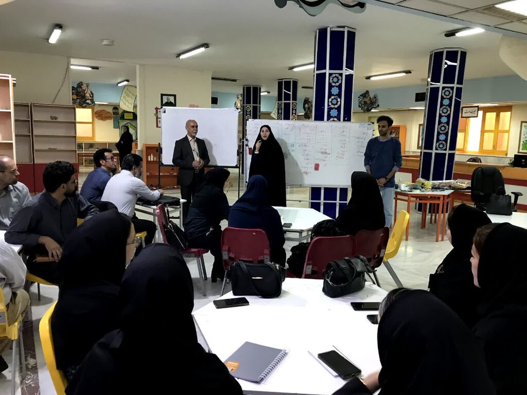 1359325-1 آغاز دوره سهروزه آموزش تکنیکهای تئاتر عروسکی سایهای در کانون کرمانشاه