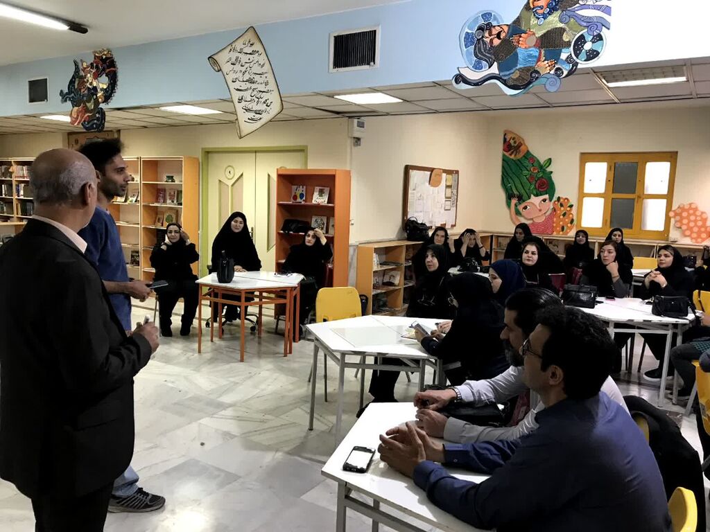 1359326-1 آغاز دوره سهروزه آموزش تکنیکهای تئاتر عروسکی سایهای در کانون کرمانشاه