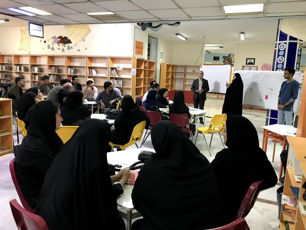 1359328-1 آغاز دوره سهروزه آموزش تکنیکهای تئاتر عروسکی سایهای در کانون کرمانشاه