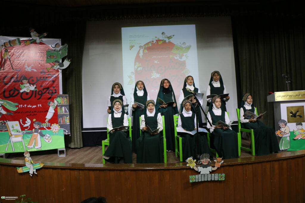 1359513-1 جشن نوخوانها و رونمایی از «هزار درنای کاغذی» در کانون فارس