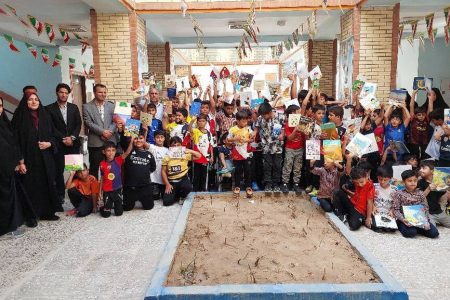 اهدا کتاب به دانش‌آموزان مدارس کم‌برخوردار منطقه بردخون