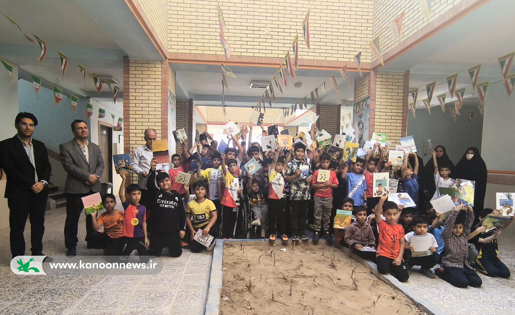 1359680 اهدا کتاب به دانشآموزان مدارس کمبرخوردار منطقه بردخون