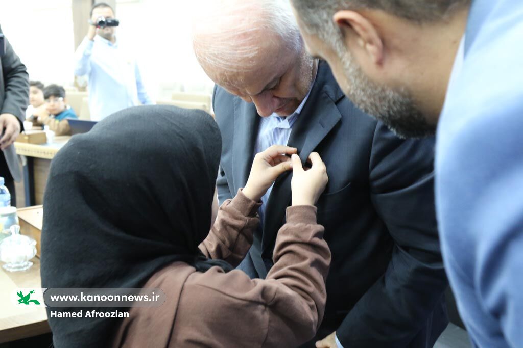 اهدای نشان مرغک کانون پرورش فکری به استاندار مازندران