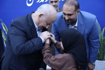 اهدای نشان مرغک کانون پرورش فکری به استاندار مازندران/ استاندار کانونی شد