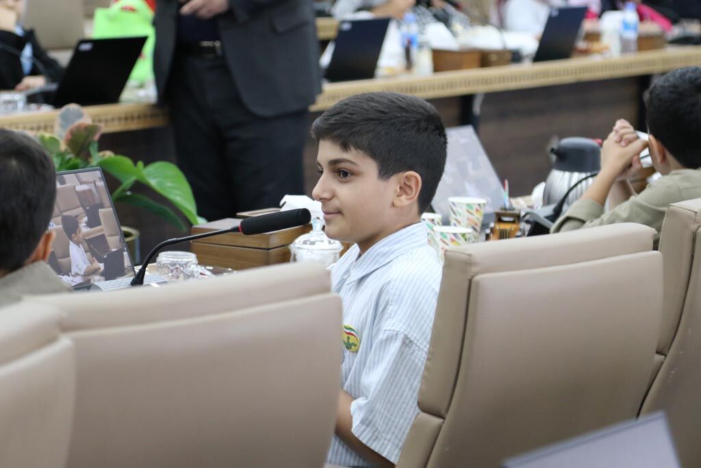 1360232-1 اعضای کودک کانون زبان مازندران در دیدار با استاندار، ظرفیتهای کانون زبان ایران را معرفی کردند