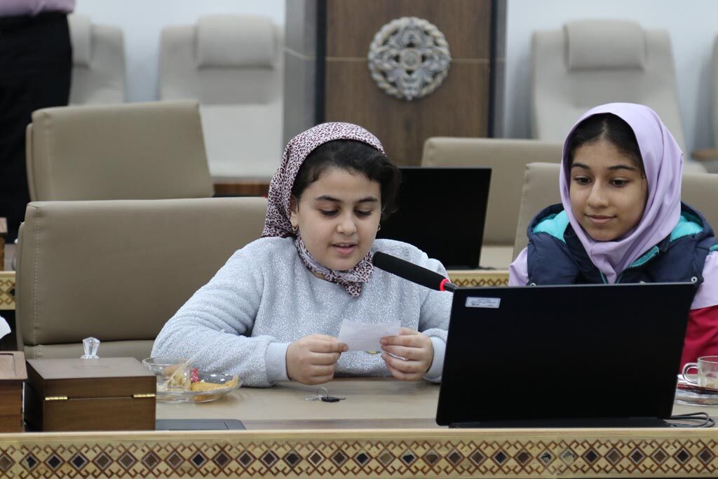 1360261-1 اعضای کودک کانون زبان مازندران در دیدار با استاندار، ظرفیتهای کانون زبان ایران را معرفی کردند