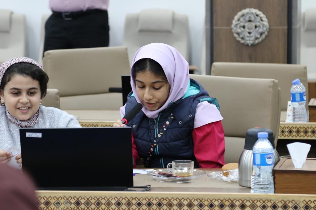 اعضای کودک کانون زبان مازندران در دیدار با استاندار، ظرفیت‌های کانون زبان ایران را معرفی کردند