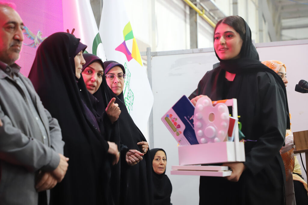 1360289-1 اسباببازی؛ پلی میان خیال کودکی و آیندهای روشن