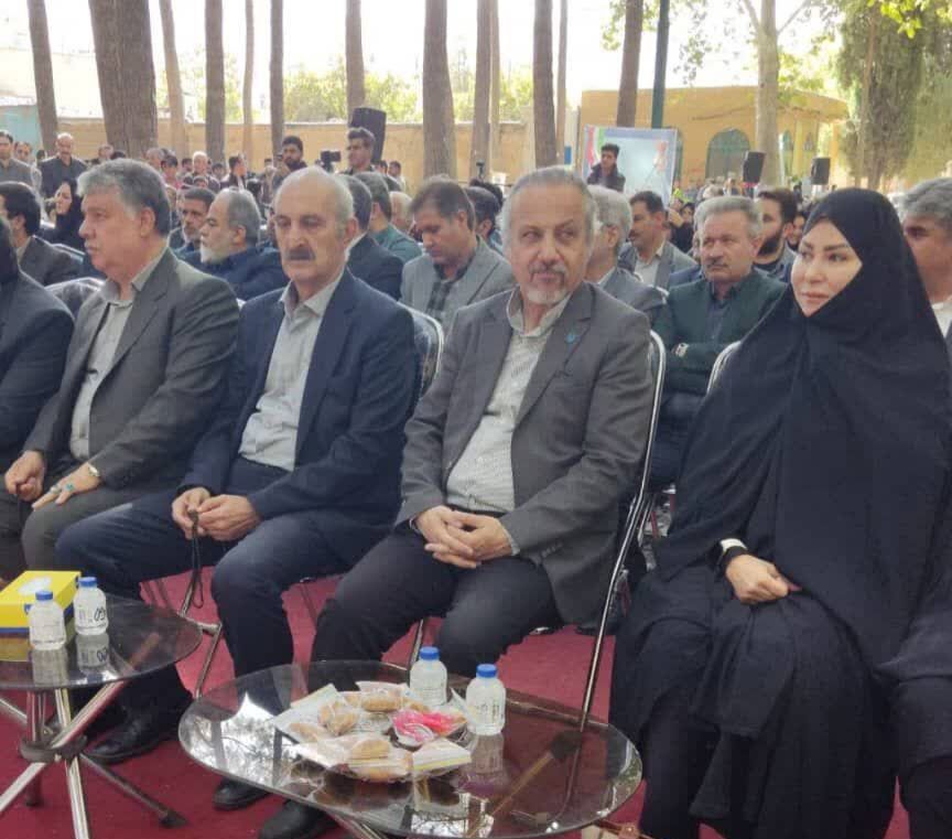 1360483-1 نخستین جشنواره پیاز و گردو در هرسین