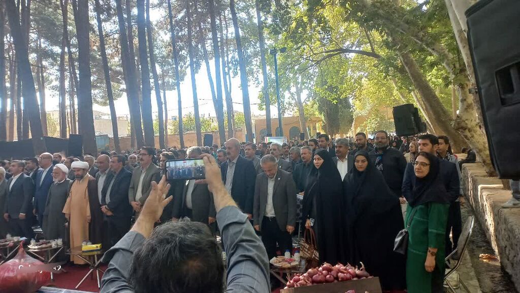 1360485-1 نخستین جشنواره پیاز و گردو در هرسین