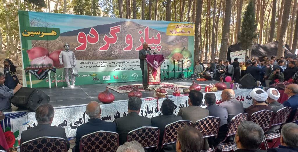 1360488-1 نخستین جشنواره پیاز و گردو در هرسین