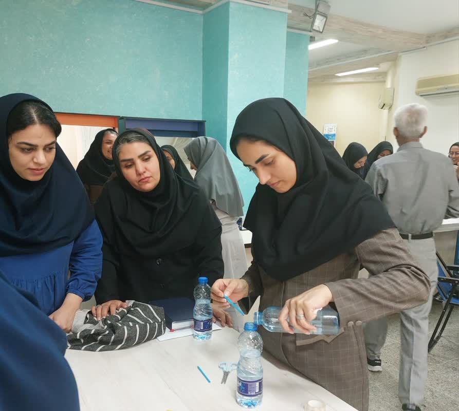 1360493-1 آشنایی مربیان کانون استان هرمزگان با مجموعهای از آزمایشهای علمی به روش ساده