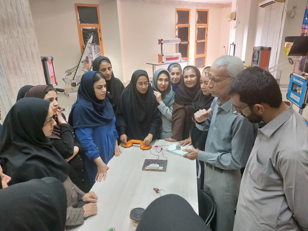 1360494-1 آشنایی مربیان کانون استان هرمزگان با مجموعهای از آزمایشهای علمی به روش ساده