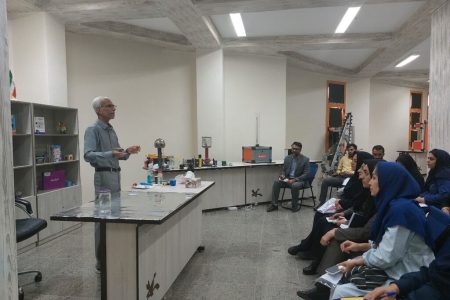 آشنایی مربیان کانون استان هرمزگان با مجموعه‌ای از آزمایش‌های علمی به روش ساده