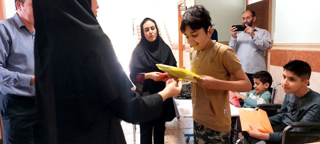 1360553-1 طرح «گلخند» در مدرسه استثنایی گیلانغرب لبخند بر چهره دانشآموزان نشاند