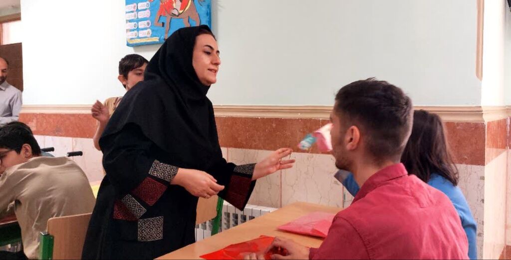 1360554-1 طرح «گلخند» در مدرسه استثنایی گیلانغرب لبخند بر چهره دانشآموزان نشاند