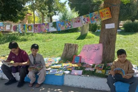 برپایی غرفه کتاب‌فروشی اعضای مرکز روانسر به‌ نفع کودکان با بیماری خاص