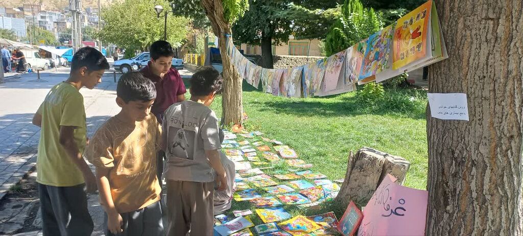 برپایی غرفه کتاب‌فروشی اعضای مرکز روانسر به‌ نفع کودکان با بیماری خاص