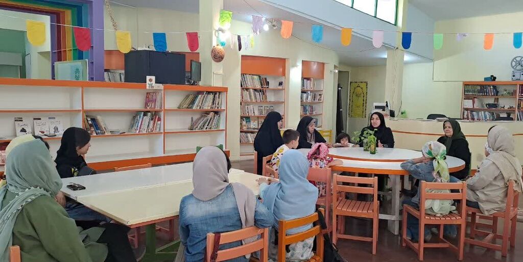 1360715 پنجشنبههای «مادر-فرزندی» با موضوع آموزش قصهگویی در مرکز شماره ۱ کانون کرج