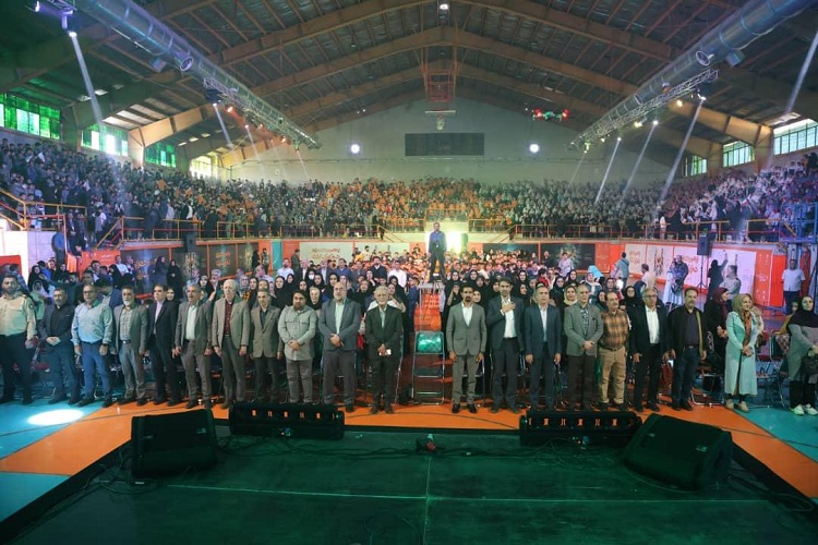 1360725-1 پنجمین جشنواره ملی شعر کودک ایران در شاهینشهر در حال برگزاری است