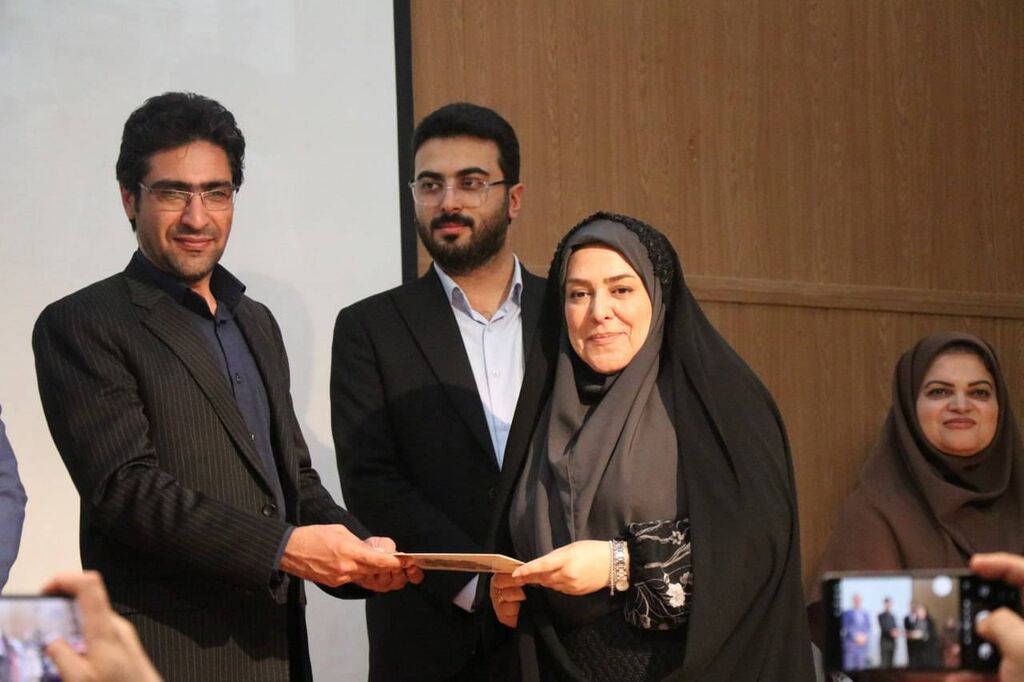 1360869-1 تجلیل از کودکان برتر مهروارههای «کودکی، حال خوش زندگی» در رامسر