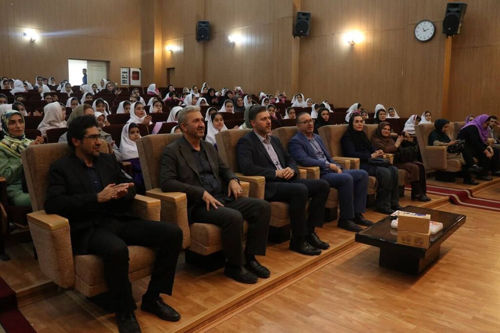 1360870-1 تجلیل از کودکان برتر مهروارههای «کودکی، حال خوش زندگی» در رامسر