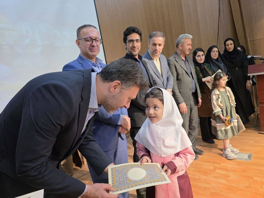 1360871-1 تجلیل از کودکان برتر مهروارههای «کودکی، حال خوش زندگی» در رامسر