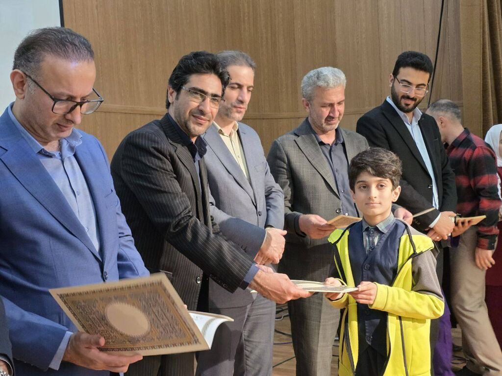 1360873-1 تجلیل از کودکان برتر مهروارههای «کودکی، حال خوش زندگی» در رامسر