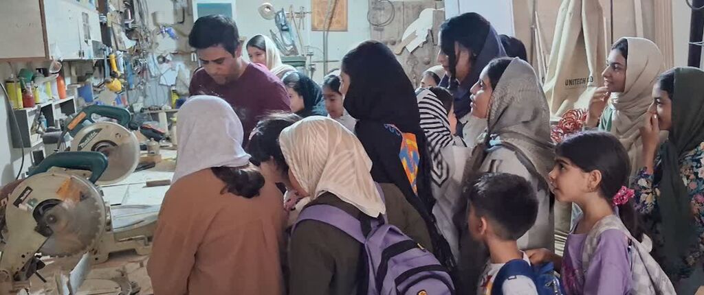 بازدید اعضای کانون کنگاور از کارگاه نجاری؛ پنجره‌ای به دنیای مهارت‌های ماندگار