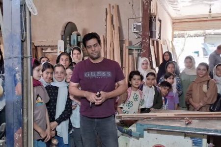 بازدید اعضای کانون کنگاور از کارگاه نجاری؛ پنجره‌ای به دنیای مهارت‌های ماندگار