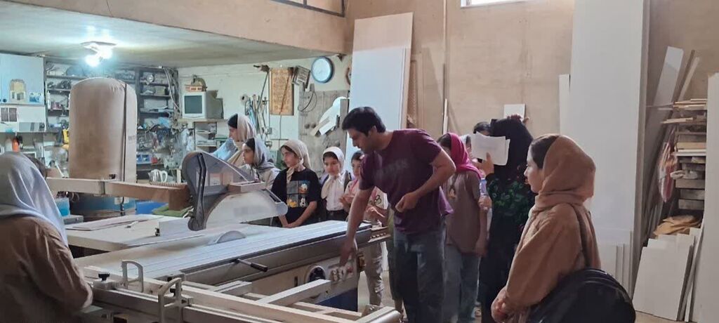 بازدید اعضای کانون کنگاور از کارگاه نجاری؛ پنجره‌ای به دنیای مهارت‌های ماندگار