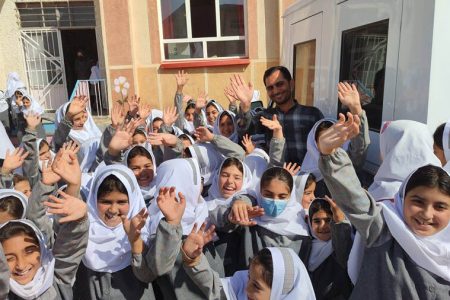 حضور هفتگی کتابخانه سیار کانون اردبیل در روستاهای بخش هیر