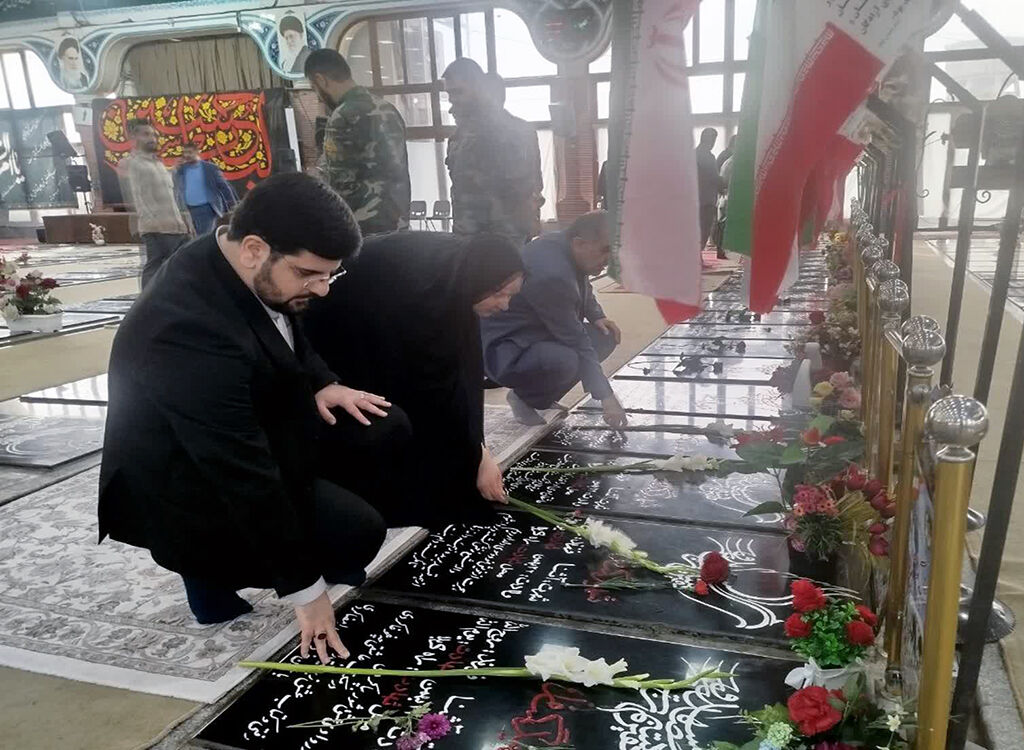 گرامی‌داشت نخستین روز هفته پدافند غیرعامل در گلزار شهدای شهر رشت