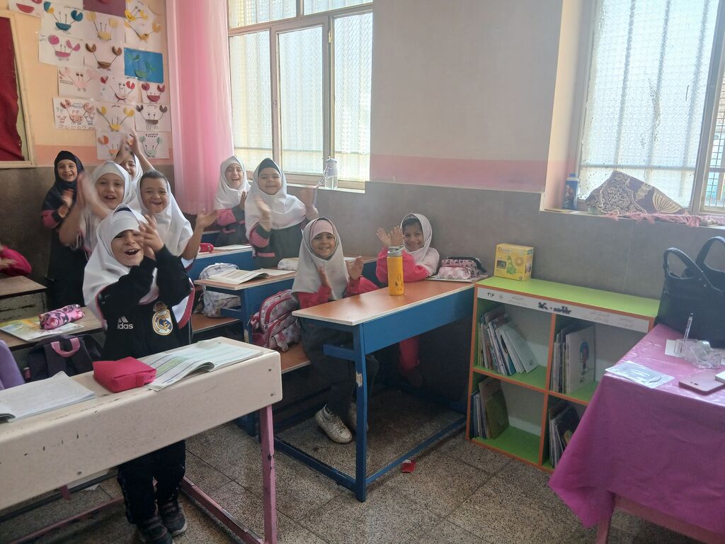 1361949-1 اجرای طرح ملی (هزار درنای کاغذی بر بام مدارس) به همت کانون استان قزوین