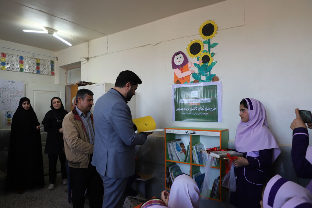 1361950-1 اجرای طرح ملی (هزار درنای کاغذی بر بام مدارس) به همت کانون استان قزوین