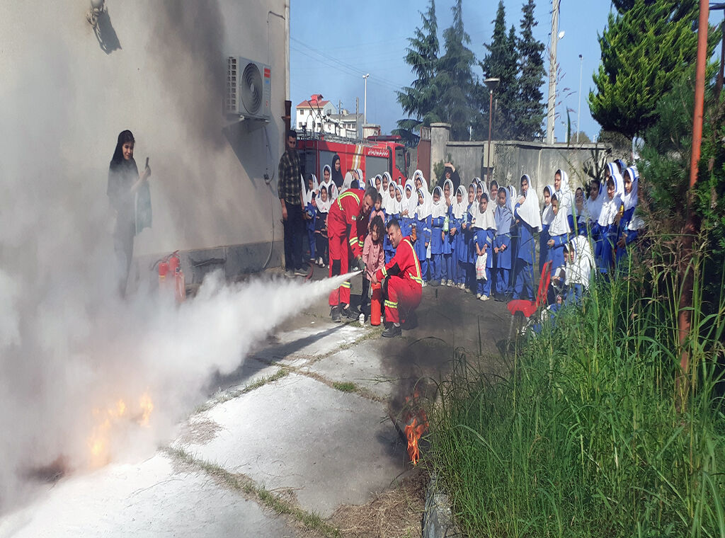 1362010-1 آتشنشانان انزلی مهارتهای ایمنی را به کودکان آموزشدادند