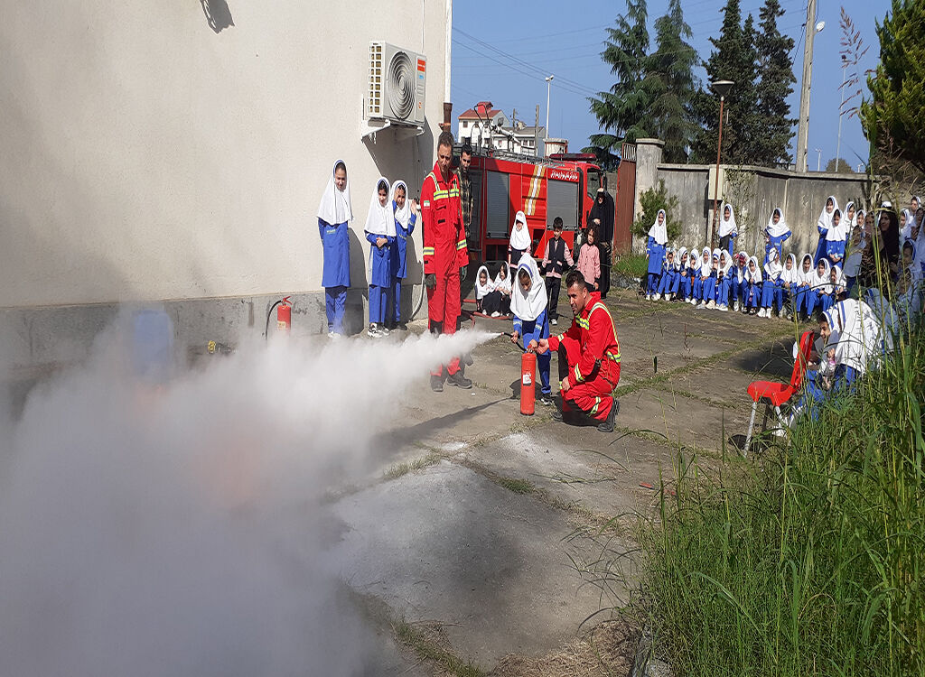 1362011-1 آتشنشانان انزلی مهارتهای ایمنی را به کودکان آموزشدادند