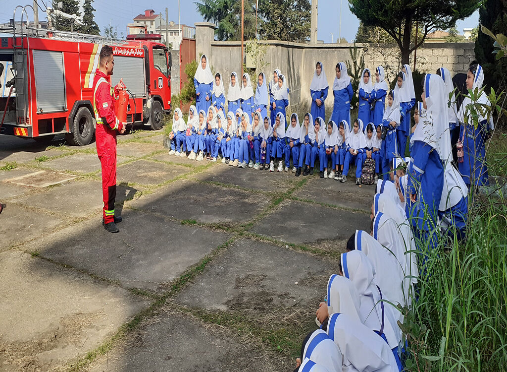 1362012-1 آتشنشانان انزلی مهارتهای ایمنی را به کودکان آموزشدادند