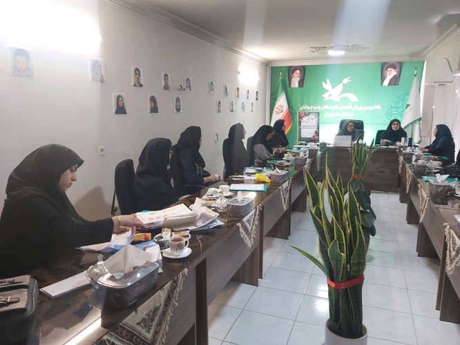 1362060-1 نشست فصلی مربیان ادبی کانون استان اصفهان همراه با آموزش جستارنویسی برگزار شد