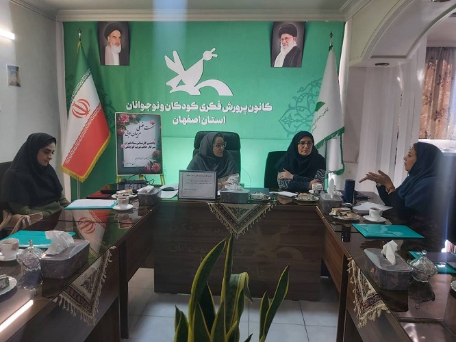 1362062-1 نشست فصلی مربیان ادبی کانون استان اصفهان همراه با آموزش جستارنویسی برگزار شد