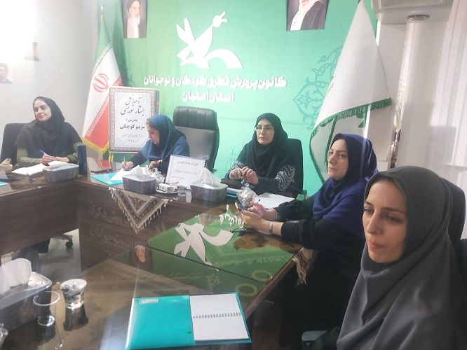 1362063-1 نشست فصلی مربیان ادبی کانون استان اصفهان همراه با آموزش جستارنویسی برگزار شد